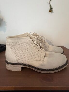 Women’s Soft Leather Lace-Up Ankle Booties in Cream